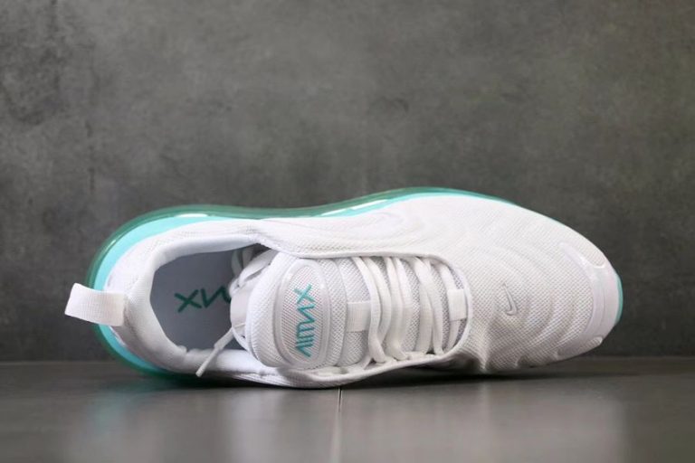 black vapormax plus triple black