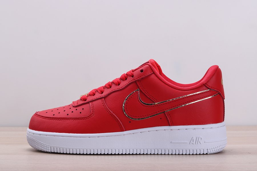 Chaussures Nike Air Force 1 07 Essential Gym Red White-Metallic Gold pas cher